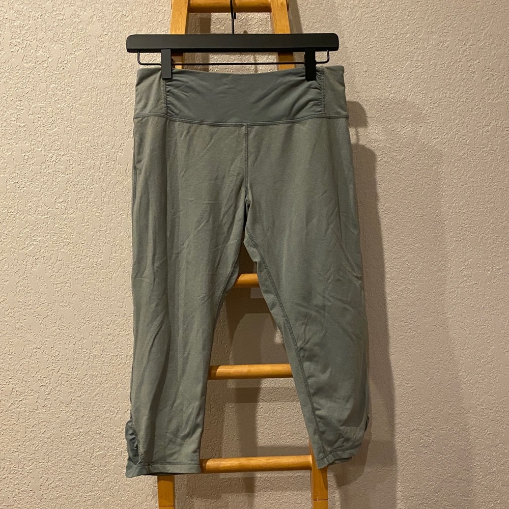 Light gray capri leggings